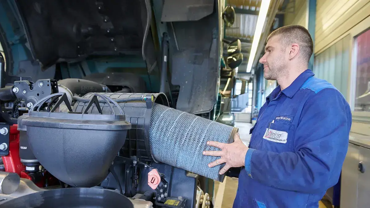 Praktische Wartungsarbeiten an einem Lastwagen in der Werkstatt von Birrer Nutzfahrzeuge