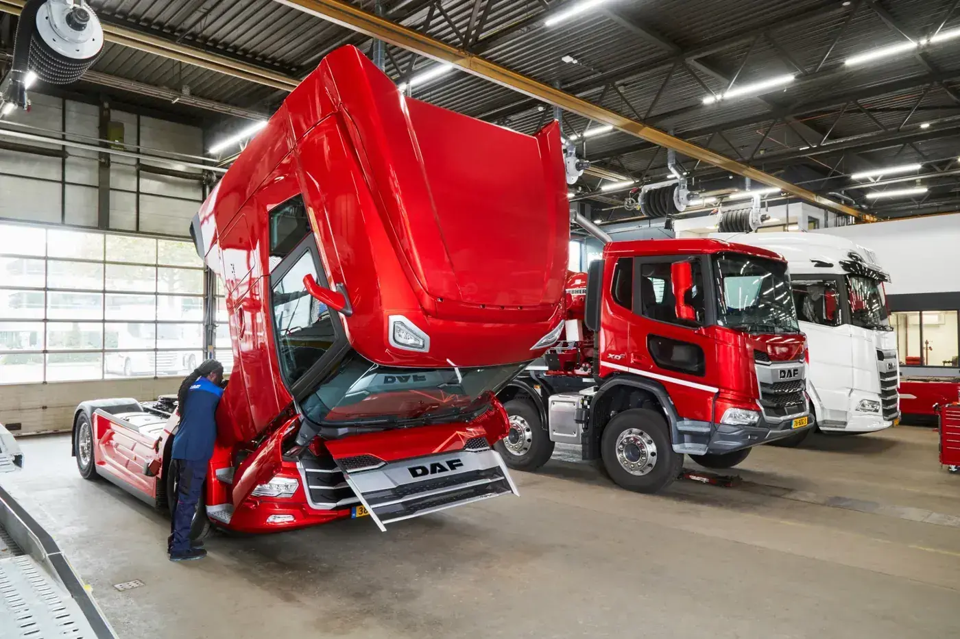 DAF Lastwagen bei Wartungsarbeiten in einer Nutzfahrzeug-Werkstatt