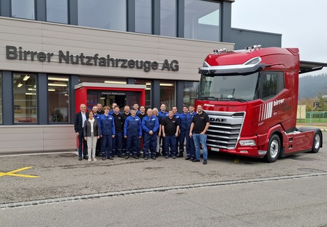 Das Team der Birrer Nutzfahrzeuge AG vor dem Neubau